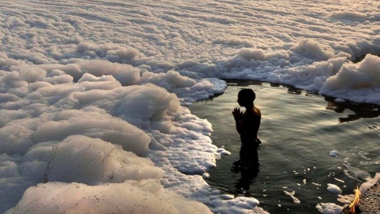 Yamuna River: বয়ে চলেছে বিষাক্ত ফেনা, তার মাঝেই যমুনায় ছটের প্রার্থনা, দেখুন ভিডিও