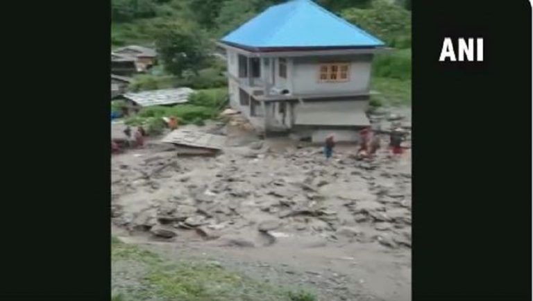 Himachal Pradesh: এক নাগাড়ে বৃষ্টি, কাদার স্তূপে ঢেকে গেল কুলুর গ্রাম, চলছে উদ্ধার কাজ