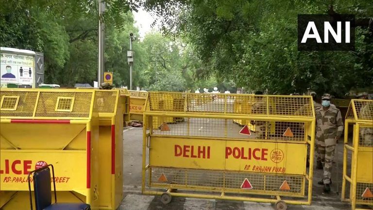 Delhi: দিল্লিতে সপ্তাহান্তে করোনা কার্ফুতে শুনশান রাজধানী