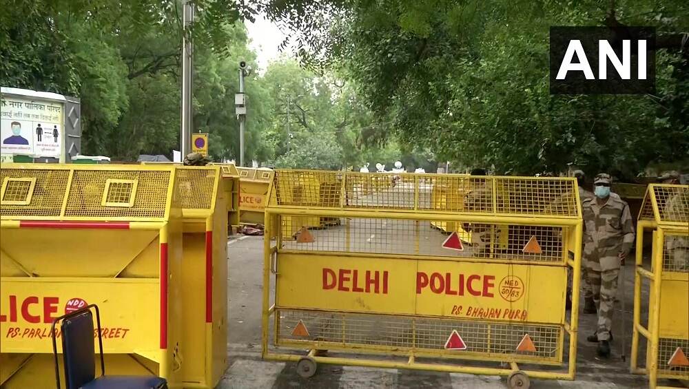 Delhi: কৃষি বিলের প্রতিবাদে যন্তর মন্তরে বিক্ষোভ কৃষকদের, কড়া নিরাপত্তার মোড়কে দিল্লি Delhi: কৃষি বিলের প্রতিবাদে যন্তর মন্তরে বিক্ষোভ কৃষকদের, কড়া নিরাপত্তার মোড়কে দিল্লি