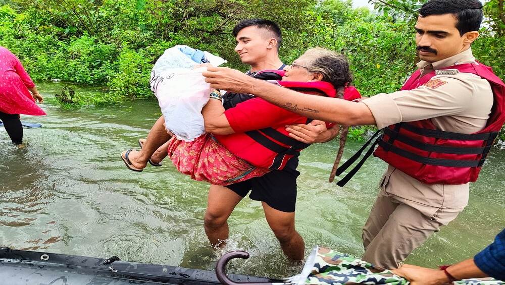 Goa Rains: লাইচ্যুত ট্রেন, এক নাগাড়ে বৃষ্টিতে গোয়ায় ভূমি ধ্বসে ভয়াবহ দুর্ঘটনা Goa Rains: লাইচ্যুত ট্রেন, এক নাগাড়ে বৃষ্টিতে গোয়ায় ভূমি ধ্বসে ভয়াবহ দুর্ঘটনা