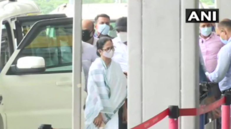 Mamata Banerjee: পেগাসাস ইস্যুতে তদন্ত কমিশন গঠন করে দিল্লি রওনা হলেন মমতা