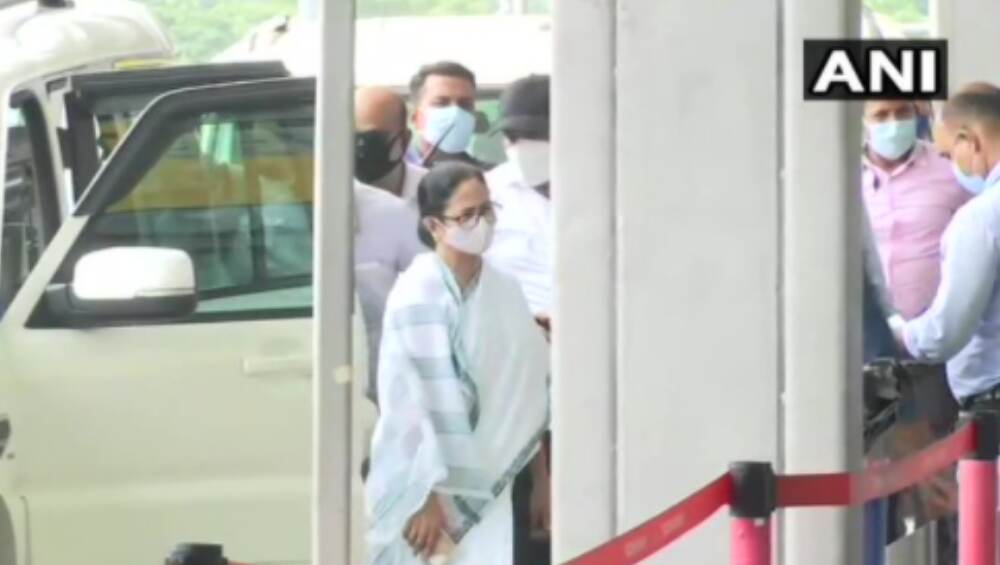 Mamata Banerjee: পেগাসাস ইস্যুতে তদন্ত কমিশন গঠন করে দিল্লি রওনা হলেন মমতা Mamata Banerjee: পেগাসাস ইস্যুতে তদন্ত কমিশন গঠন করে দিল্লি রওনা হলেন মমতা