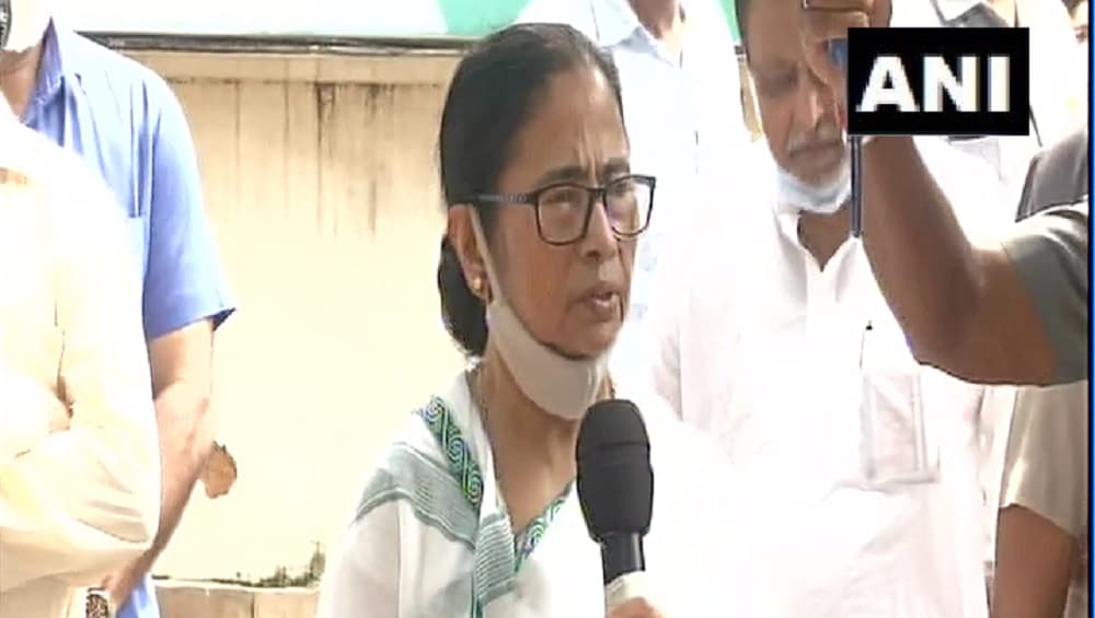 Mamata Banerjee: 'গণতন্ত্র বাঁচাও, দেশ বাঁচাও', দিল্লিতে দাঁড়িয়েই মোদী সরকারের বিরুদ্ধে ফের সুর চড়ালেন মমতা Mamata Banerjee: 'গণতন্ত্র বাঁচাও, দেশ বাঁচাও', দিল্লিতে দাঁড়িয়েই মোদী সরকারের বিরুদ্ধে ফের সুর চড়ালেন মমতা