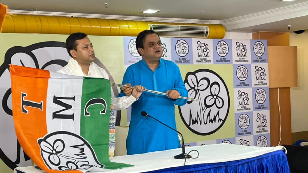 Bengal Politics: তৃণমূলে যোগ দিলেন বাঁকুড়ার বিষ্ণুপুরের বিজেপি বিধায়ক তন্ময় ঘোষ Bengal Politics: তৃণমূলে যোগ দিলেন বাঁকুড়ার বিষ্ণুপুরের বিজেপি বিধায়ক তন্ময় ঘোষ