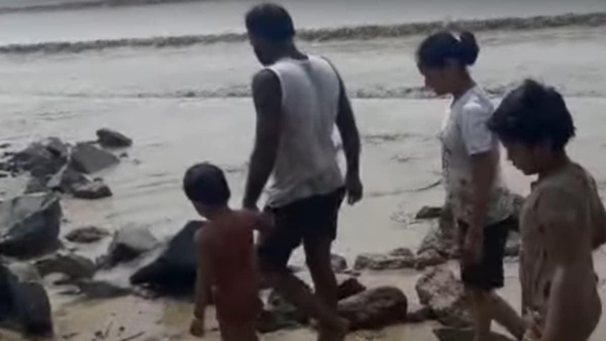 Digha Sea: দিঘার সমুদ্রে কালো জল! স্নান করা ছেড়ে উঠে পড়লেন পর্যটকরা Digha Sea: দিঘার সমুদ্রে কালো জল! স্নান করা ছেড়ে উঠে পড়লেন পর্যটকরা