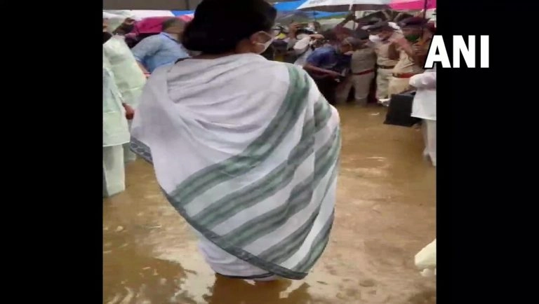 Mamata Banerjee: হাওড়ায় বন্যা কবলিত এলাকায় মুখ্যমন্ত্রী, জলে দাঁড়িয়ে শুনলেন অভিযোগ