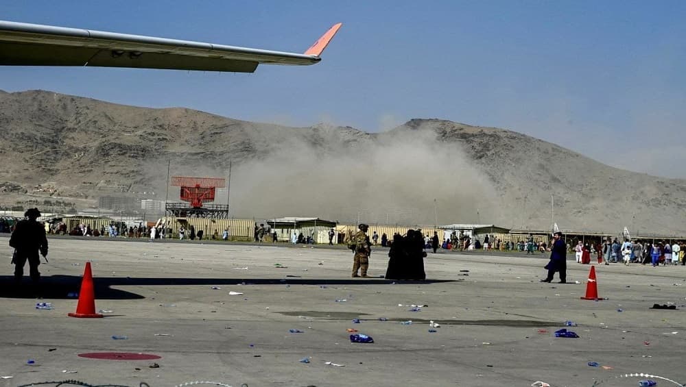 Kabul Blast: ভয়াবহ বিস্ফোরণ কাবুল বিমানবন্দরে, শিশু সহ মৃত্যু কমপক্ষে ১৩ জনের Kabul Blast: ভয়াবহ বিস্ফোরণ কাবুল বিমানবন্দরে, শিশু সহ মৃত্যু কমপক্ষে ১৩ জনের