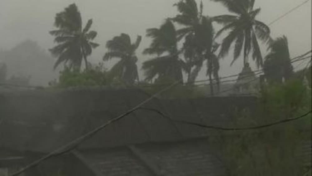 Jawad Cyclone Effect: সাইক্লোন জাওয়াদ-এর প্রভাবে বঙ্গে বাড়ছে হাওয়ার গতি, হয়েই চলেছে বৃষ্টি Jawad Cyclone Effect: সাইক্লোন জাওয়াদ-এর প্রভাবে বঙ্গে বাড়ছে হাওয়ার গতি, হয়েই চলেছে বৃষ্টি