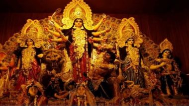 Durga Puja 2021: মহাষ্টমীর সন্ধ্যায় উৎসবে মাতোয়ারা শহর, সব ভুলে ঠাকুর দেখতে রাস্তায় মানুষ