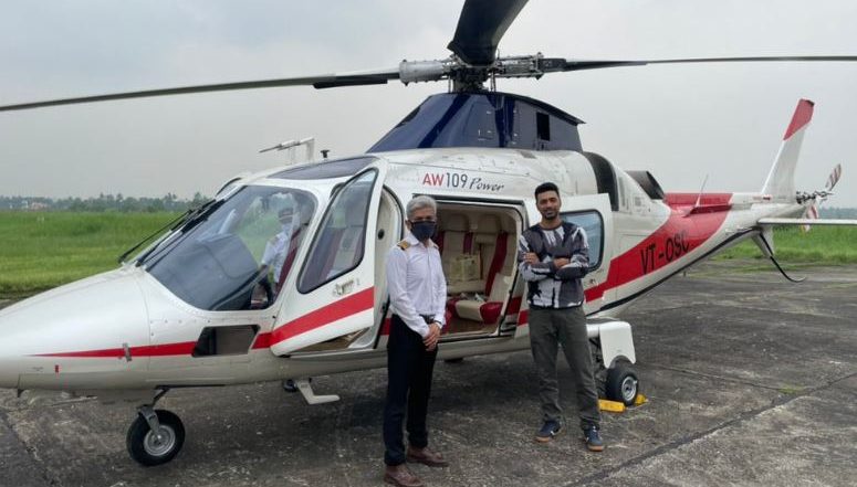 Dev: মুর্শিদাবাদে ভোটের প্রচারে দেব, কপ্টারের সামনে দাঁড়িয়ে তুললেন ছবি