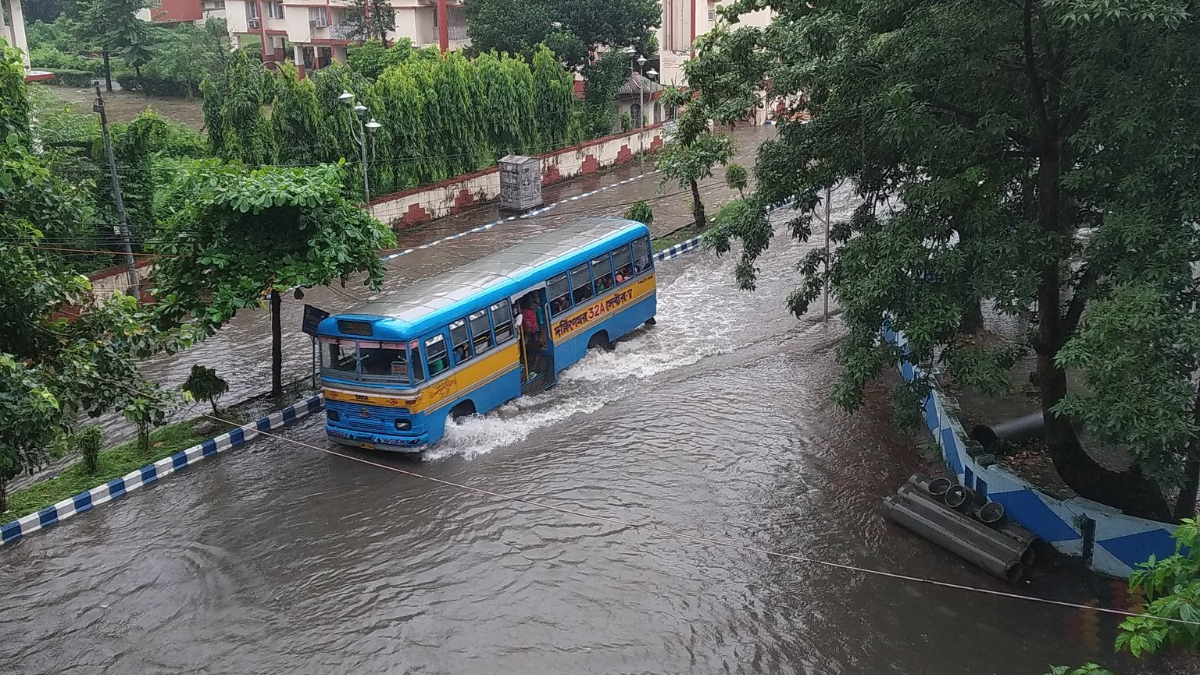 West Bengal Weather Update: নিম্নচাপের জেরে রাত থেকেই কলকাতা-সহ দক্ষিণবঙ্গে প্রবল বৃষ্টি, চলবে দিনভর