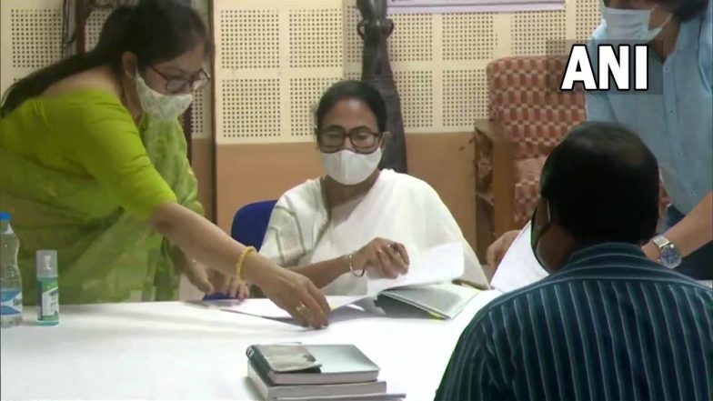 Mamata Banerjee: মনোনয়ন পত্রে আড়াল করেছেন তথ্য, অভিযোগ তুলে ভবানীপুরে প্রার্থী মমতা ব্যানার্জির বিরুদ্ধে কমিশনে বিজেপি