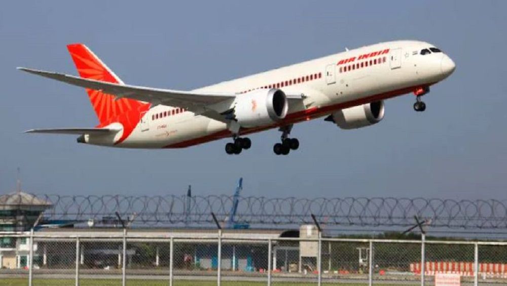 Air India Flight Catches Fire (Video): বিদেশের মাটিতে এয়ার ইন্ডিয়ার বিমানে আগুন, আহত ১৪ যাত্রী, দেখুন ভিডিয়ো