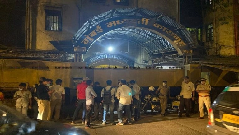 Aryan Khan Drug Case: শাহরুখের সঙ্গে আরিয়ানকে দেখতে জেলের বাইরে অনুরাগীদের ভিড়