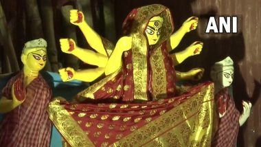 Durga Puja 2021: বাগুইআটিতে সোনায় মোড়া দুর্গা প্রতিমা সাজানো ডিজাইনার শাড়িতে