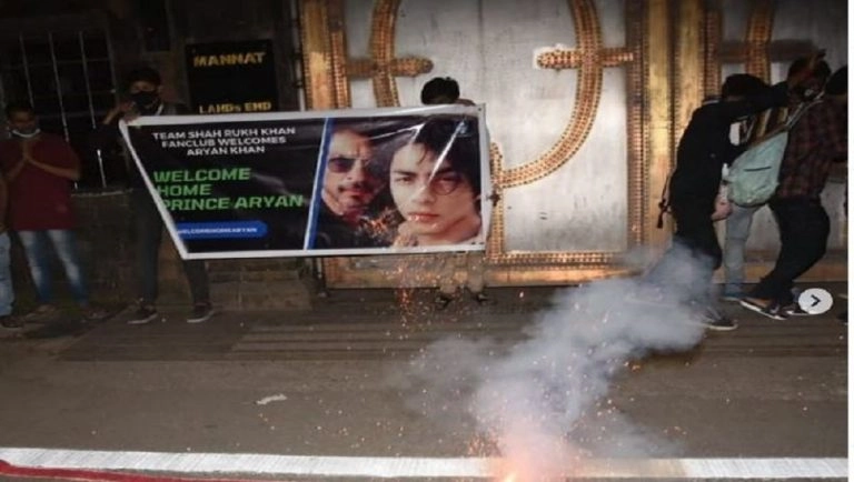 Aryan Khan Drug Case: আরিয়ানের মুক্তির আনন্দে মন্নতের সামনে জড়ো শাহরুখ ভক্তরা