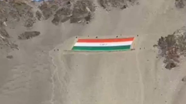 World's Largest National Flag: লেহ শহরে উড়ছে বিশ্বের সর্ববৃহৎ খাদির তৈরি জাতীয় পতাকা