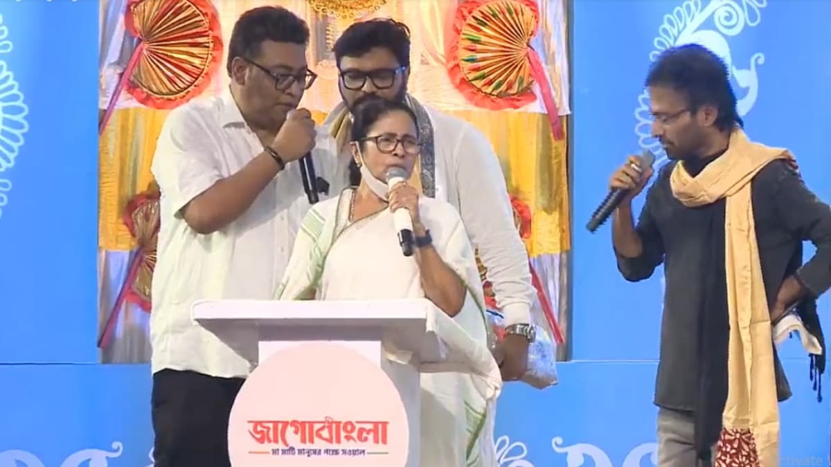 Mamata Banerjee;s Song: মুখ্যমন্ত্রীর গলায় 'জাগো দুর্গা', সঙ্গ দিলেন ইন্দ্রনীল, নচিকেতা ও বাবুল