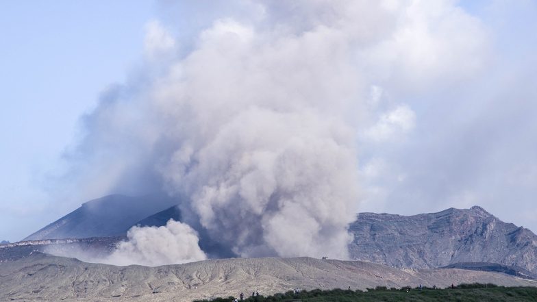 Mount Aso Volcano Erupts: জাপানের মাউন্ট এসো আগ্নেয়গিরি থেকে অগ্নুৎপাত, দেখুন ভিডিয়ো