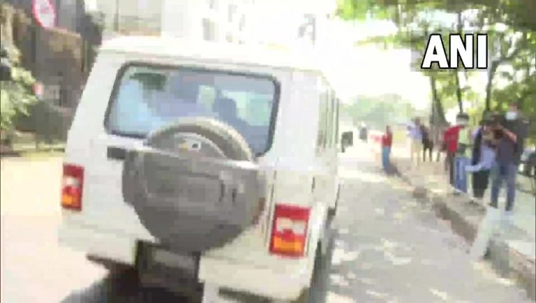 Aryan Khan Drug Case: 'মন্নতে' কীসের খোঁজ? কয়েক মিনিটের মধ্যেই শাহরুখের বাড়ি ছাড়লেন গোয়েন্দারা