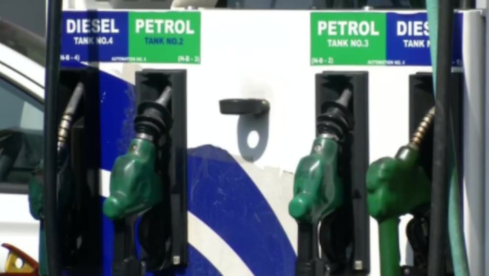 Petrol and Diesel Prices Rise: ষষ্ঠীতে পেট্রোল ডিজেলে ছ্যাঁকা, মধ্যবিত্তের পকেটে টান Petrol and Diesel Prices Rise: ষষ্ঠীতে পেট্রোল ডিজেলে ছ্যাঁকা, মধ্যবিত্তের পকেটে টান