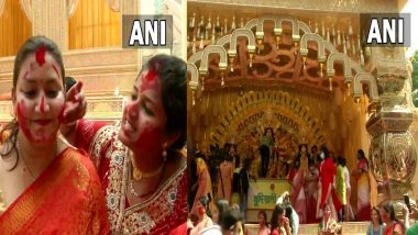 Durga Puja 2021: দশমীতে মুদিয়ালিতে চলছে সিদূঁর খেলা, দেখুন