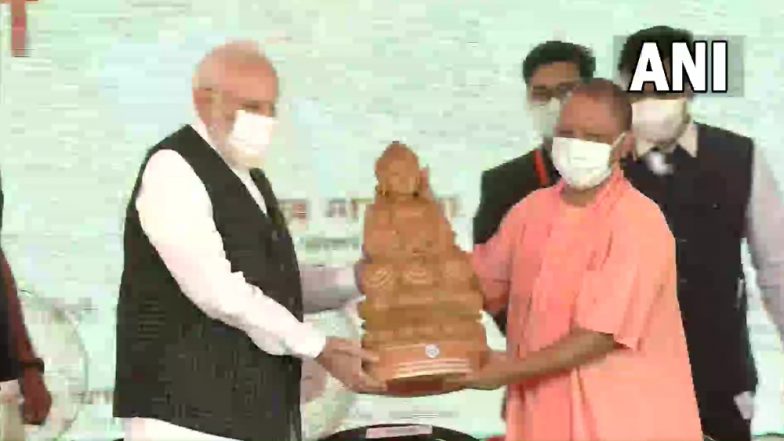 UP CM Presents 'Lord Buddha's Idol To PM Modi: মোদি’কে বুদ্ধমূর্তি উপহার যোগীর (দেখুন ছবি)