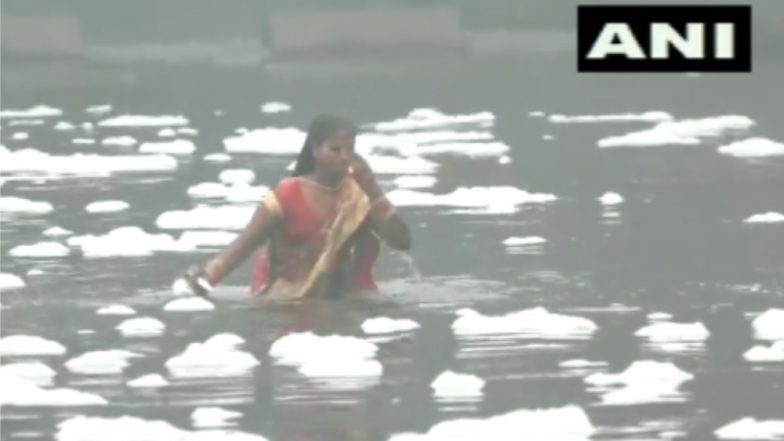 Chhath Puja 2021: রাজধানীর যমুনাতে ভাসছে বিষাক্ত ফেনা, তারমধ্যেই ভক্তদের ডুব