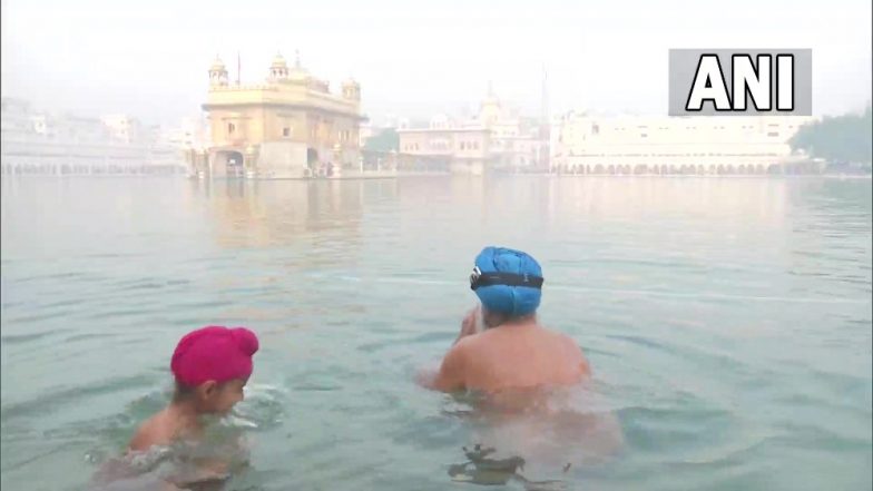 Guru Nanak Jayanti: গুরু নানক জয়ন্তীতে স্বর্ণ মন্দিরের পবিত্র সরোবরে ডুব ভক্তদের