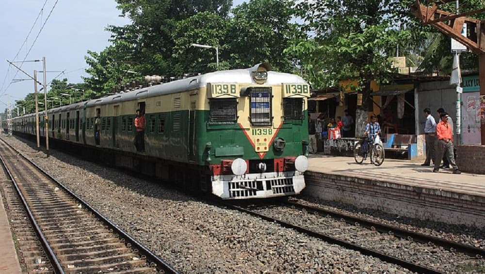 Sealdah Station: শিয়ালদহ লাইনে পয়েন্ট বিকল, কাঁকুড়গাছি থেকে দাঁড়িয়ে একের পর এক ট্রেন, চরম দুর্ভোগের শিকার নিত্যযাত্রীরা