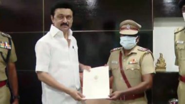 Inspector Rajeshwari: জলমগ্ন চেন্নাইতে অচেতন ব্যক্তিকে কাঁধে তুলে ছুটেছেন, ইন্সপেক্টর রাজেশ্বরীকে অভিনন্দন মুখ্যমন্ত্রীর