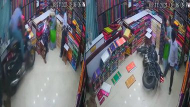 Telangana:  ক্রেতার ভিড় দেখে  বাইক সমেত দোকানে সেলসম্যান, (দেখুন ভিডিও)