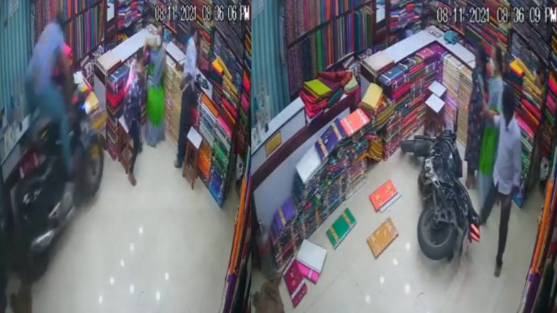 Telangana:  ক্রেতার ভিড় দেখে  বাইক সমেত দোকানে সেলসম্যান, (দেখুন ভিডিও)