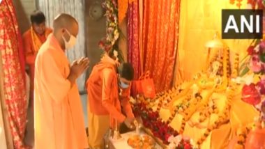Yogi Adityanath in Ayodhya: অযোধ্যর রামমন্দিরে পুজো দিলেন যোগী আদিত্যনাথ (দেখুন ছবি)