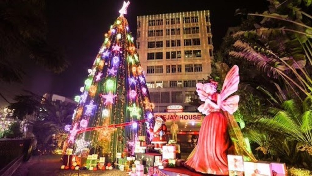 Christmas 2021: নয়া চমক কলকাতায়, ৫৪ ফুটের খ্রিস্টমাস ট্রি-র রোশনাইয়ে ঝলমলে পার্কস্ট্রিট