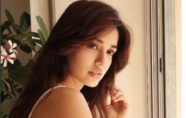 Disha Patani: জলের পাশে বিকিনিতে দিশা পাটানি, দোলা লাগল অনুরাগীদের মনে