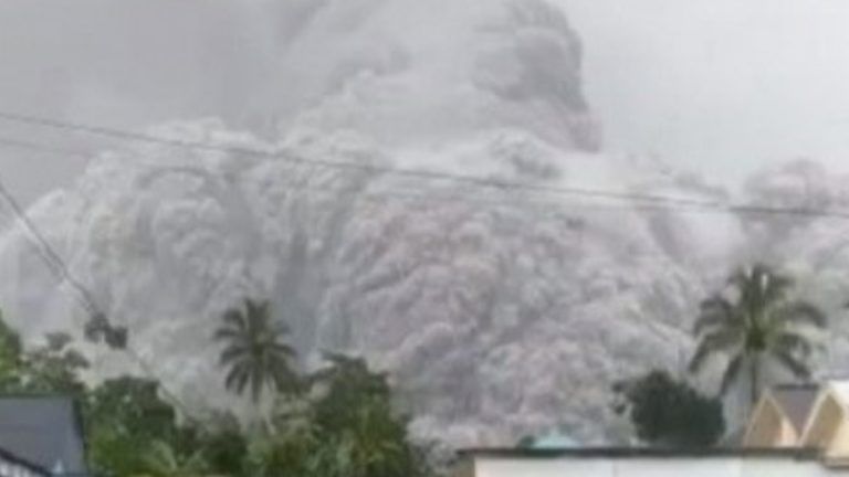 Mount Semeru Volcano Erupts: জেগে উঠল ইন্দোনেশিয়ার মাউন্ট সেমেরু আগ্নেয়গিরি, দেখুন ভিডিয়ো