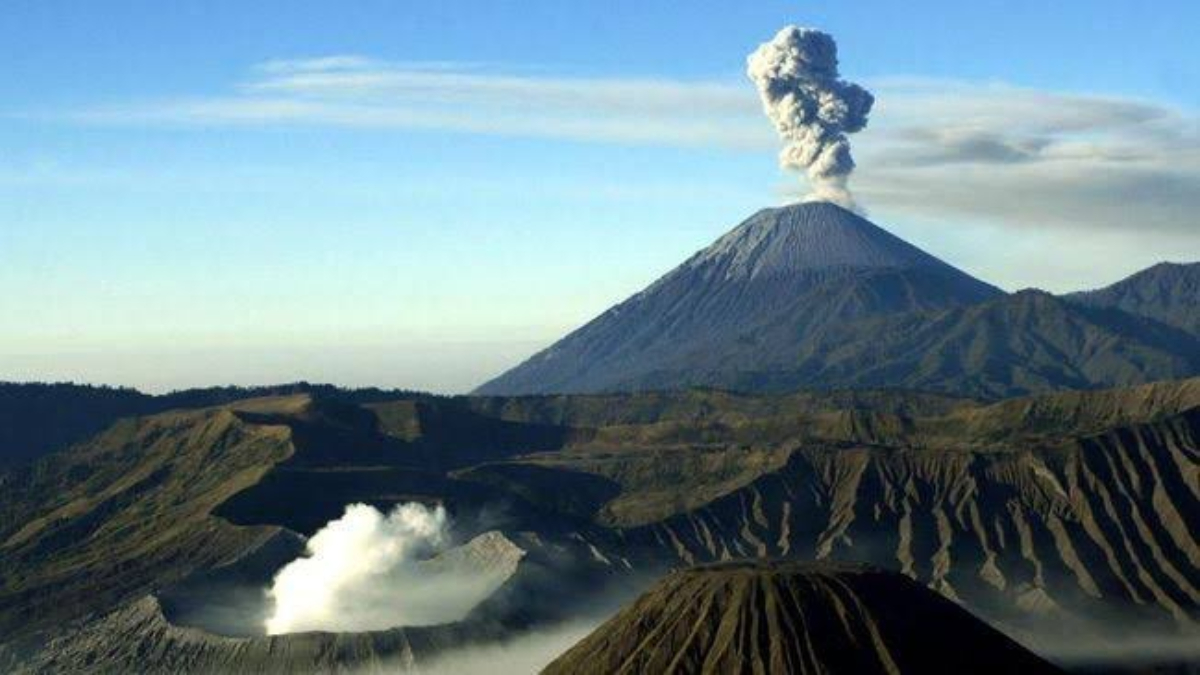 Mount Semeru Eruption: ইন্দোনেশিয়ায় মাউন্ট সেমেরুর অগ্ন্যুৎপাত, মৃতের সংখ্যা বেড়ে ৪৩, আহত শতাধিক
