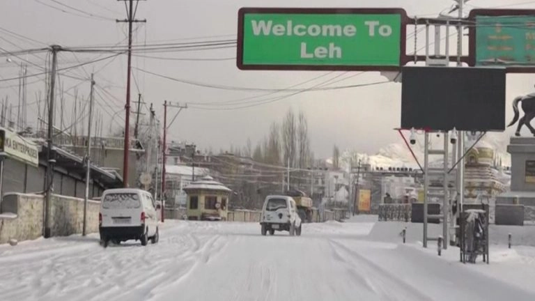 Leh Receives Snowfall: মরসুমের প্রথম তুষারপাত লাদাখের লেহ-তে, দেখুন ছবি