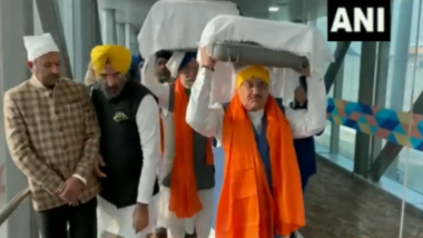 JP Nadda Carry Guru Granth Sahib: কাবুল থেকে আগত গুরু গ্রন্থসাহিব মাথায় নিয়ে হাঁটছেন জেপি নাড্ডা (দেখুন ভিডিও)