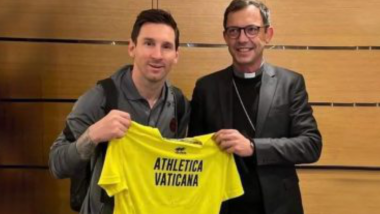 Lionel Messi Gifted Signed Shirt By Pope Francis: ভ্যাটিকান সিটির উপহার, পোপ ফ্রান্সিসের স্বাক্ষর করা জার্সি পেলেন মেসি