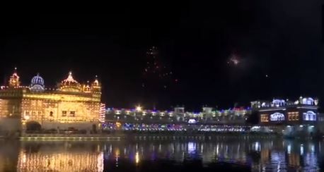 Golden Temple: বাজির আলোয় উজ্জ্বল পঞ্জাবের স্বর্ণমন্দির আরও সোনালি, দেখুন ভিডিও