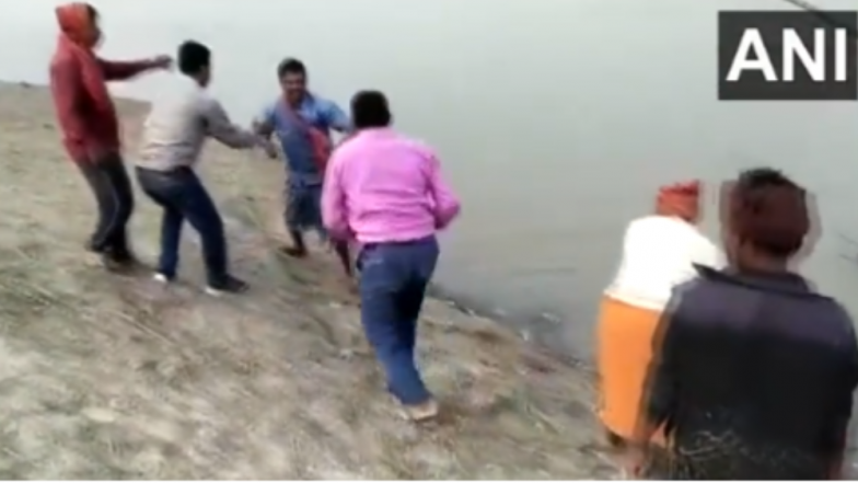 Viral Video: জোর করে টিকা দিতে আসায় স্বাস্থ্যকর্মীর উপরে ঝাঁপিয়ে পড়ল নৌকার মাঝি (ভাইরাল ভিডিও)