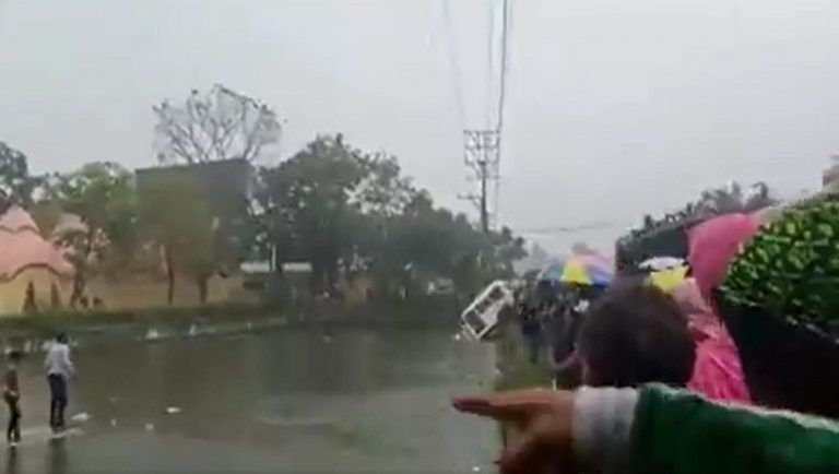 Burdwan: বর্ধমানে নিয়ন্ত্রণ হারিয়ে রোগী নিয়ে পুকুরে পড়ে গেল অ্যাম্বুলেন্স, দেখুন ভিডিয়ো