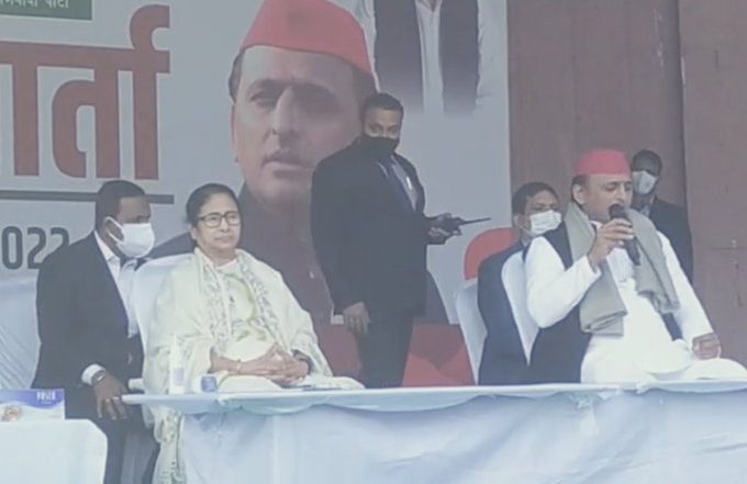 Mamata Banerjee: প্রচার মঞ্চে অখিলেশের পাশে বসে উত্তরপ্রদেশে 'খেলা শুরু' মমতার