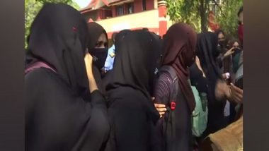 Hijab Row: কর্ণাটকে হিজাব বিতর্কের মাঝে স্কুলে বিতর্কিত ধর্মীয় সংগঠনের পোস্টার, শোরগোল