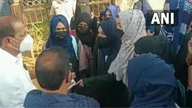 Karnataka Hijab Row: হিজাব পরে কলেজে এলে, গেরুয়া ওড়নায় আপত্তি কোথায়? কর্ণাটক কলেজে প্রশ্ন হিন্দুত্ববাদী সংগঠনের