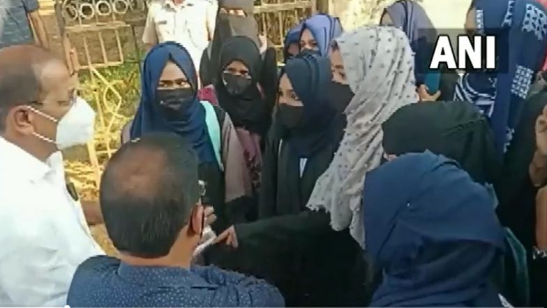 Karnataka Hijab Row: কর্ণাটকে হিজাব পরে কলেজে এলেই পৃথক ক্লাসরুমে পাঠানো হচ্ছে পড়ুয়াদের