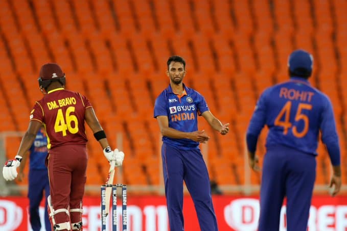 India vs West Indies: কৃষ্ণার প্রসিদ্ধ স্পেলেই সিরিজ জয় টিম ইন্ডিয়ার, ১২ রান দিয়ে KKR পেসার নিলেন ৪ উইকেট India vs West Indies: কৃষ্ণার প্রসিদ্ধ স্পেলেই সিরিজ জয় টিম ইন্ডিয়ার, ১২ রান দিয়ে KKR পেসার নিলেন ৪ উইকেট